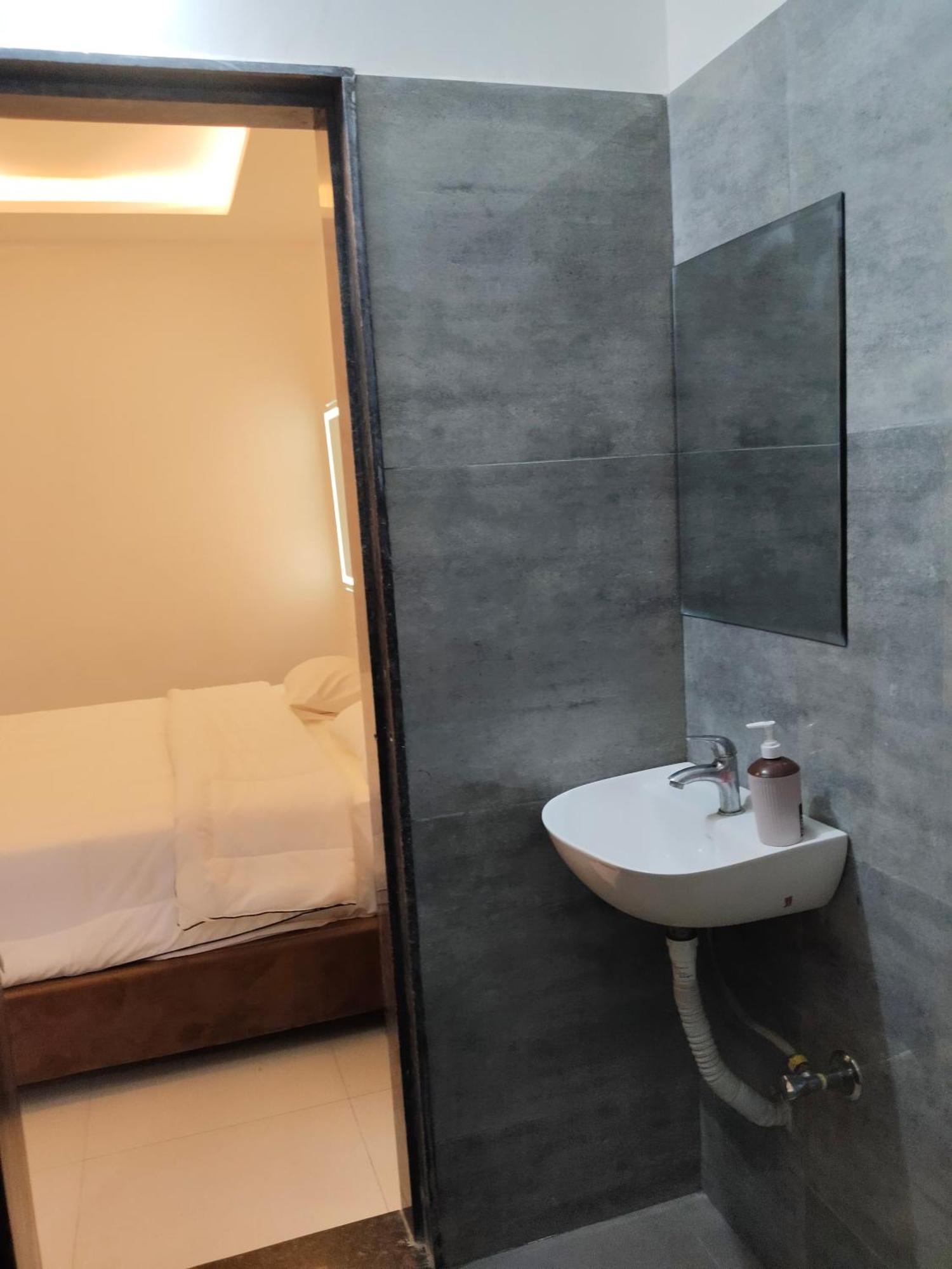 Hotel Kiwi Inn Vijaynagar Scheme 78 インドール エクステリア 写真