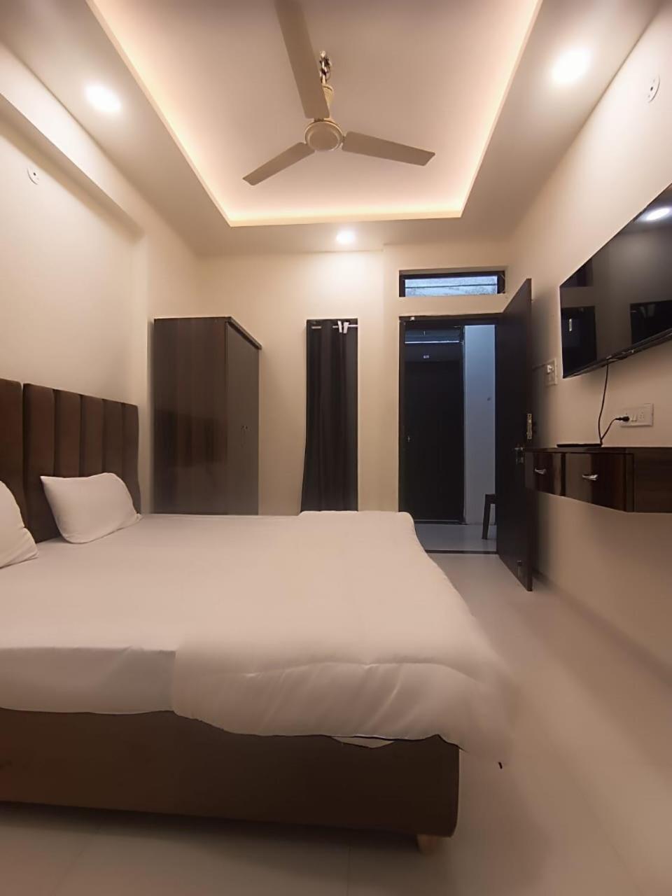Hotel Kiwi Inn Vijaynagar Scheme 78 インドール エクステリア 写真