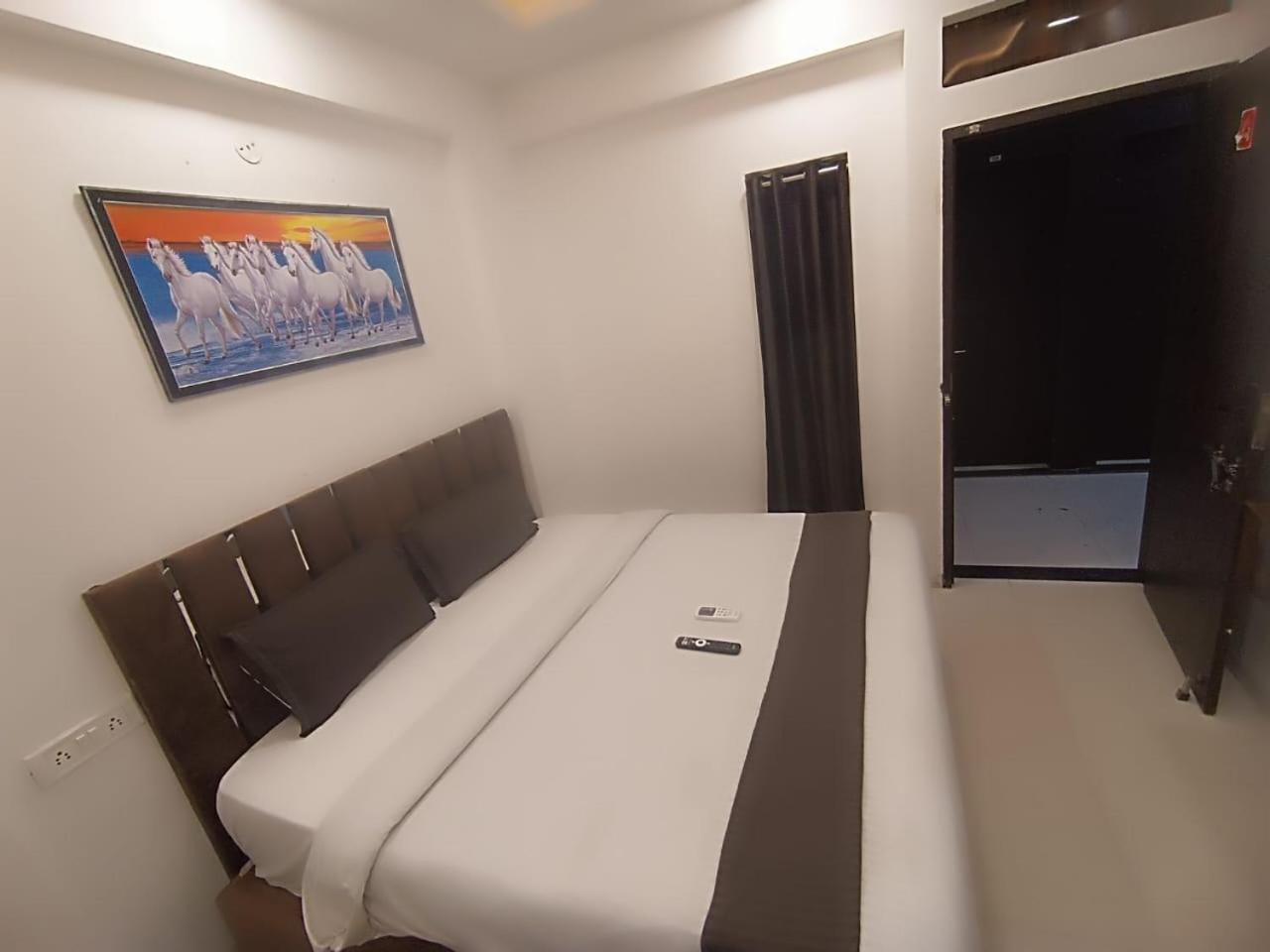 Hotel Kiwi Inn Vijaynagar Scheme 78 インドール エクステリア 写真