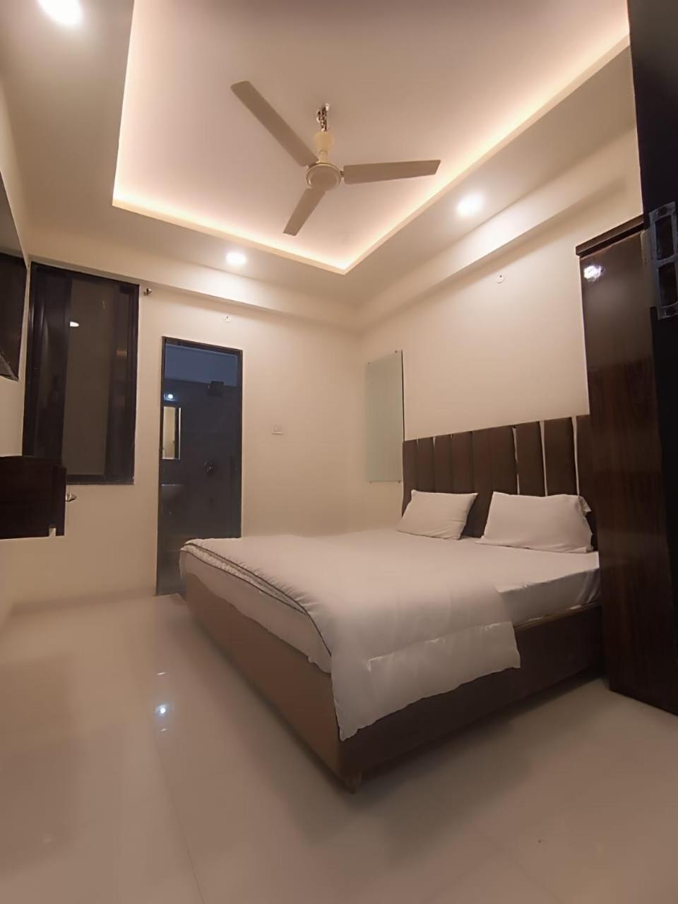 Hotel Kiwi Inn Vijaynagar Scheme 78 インドール エクステリア 写真