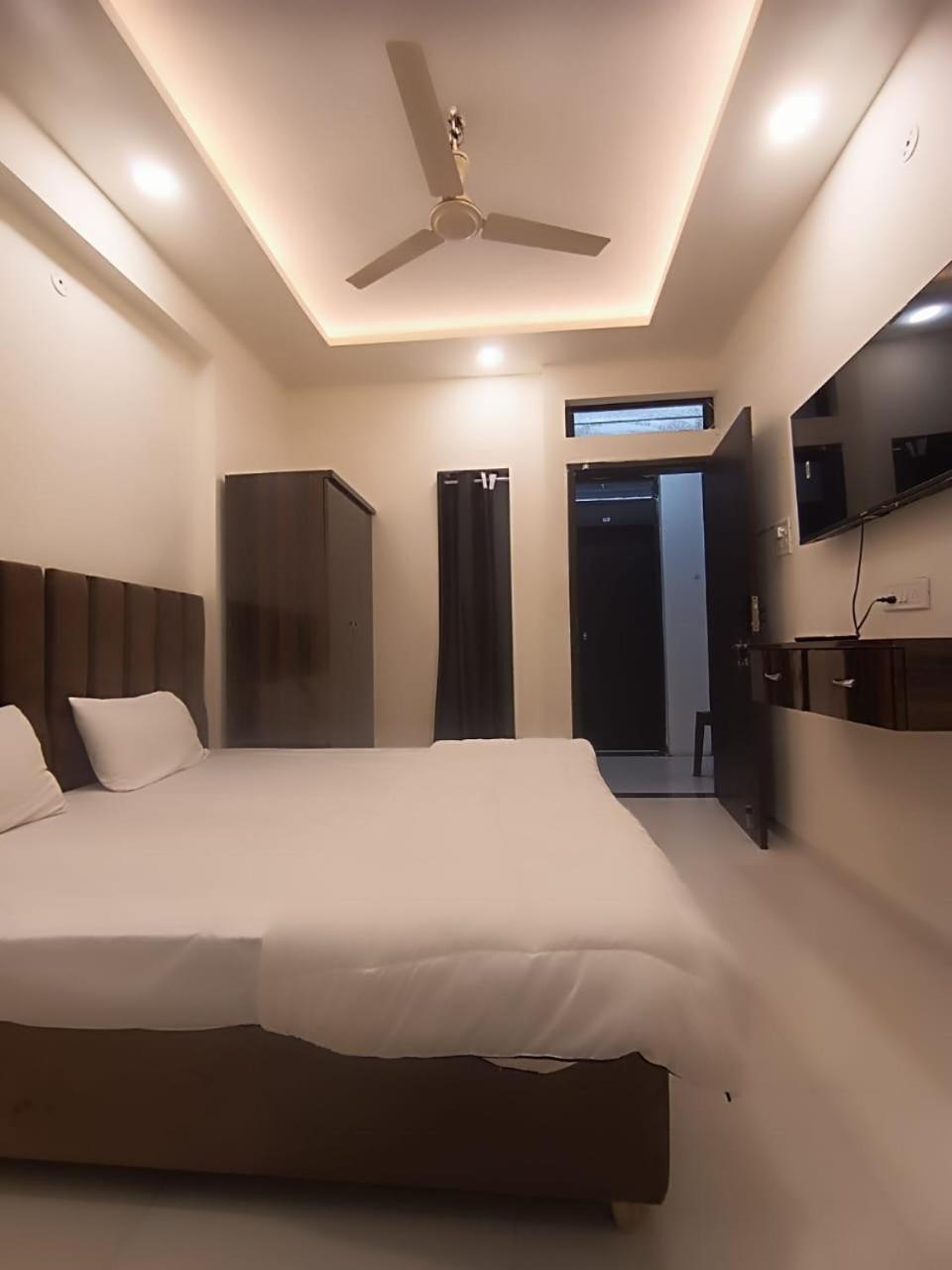 Hotel Kiwi Inn Vijaynagar Scheme 78 インドール エクステリア 写真