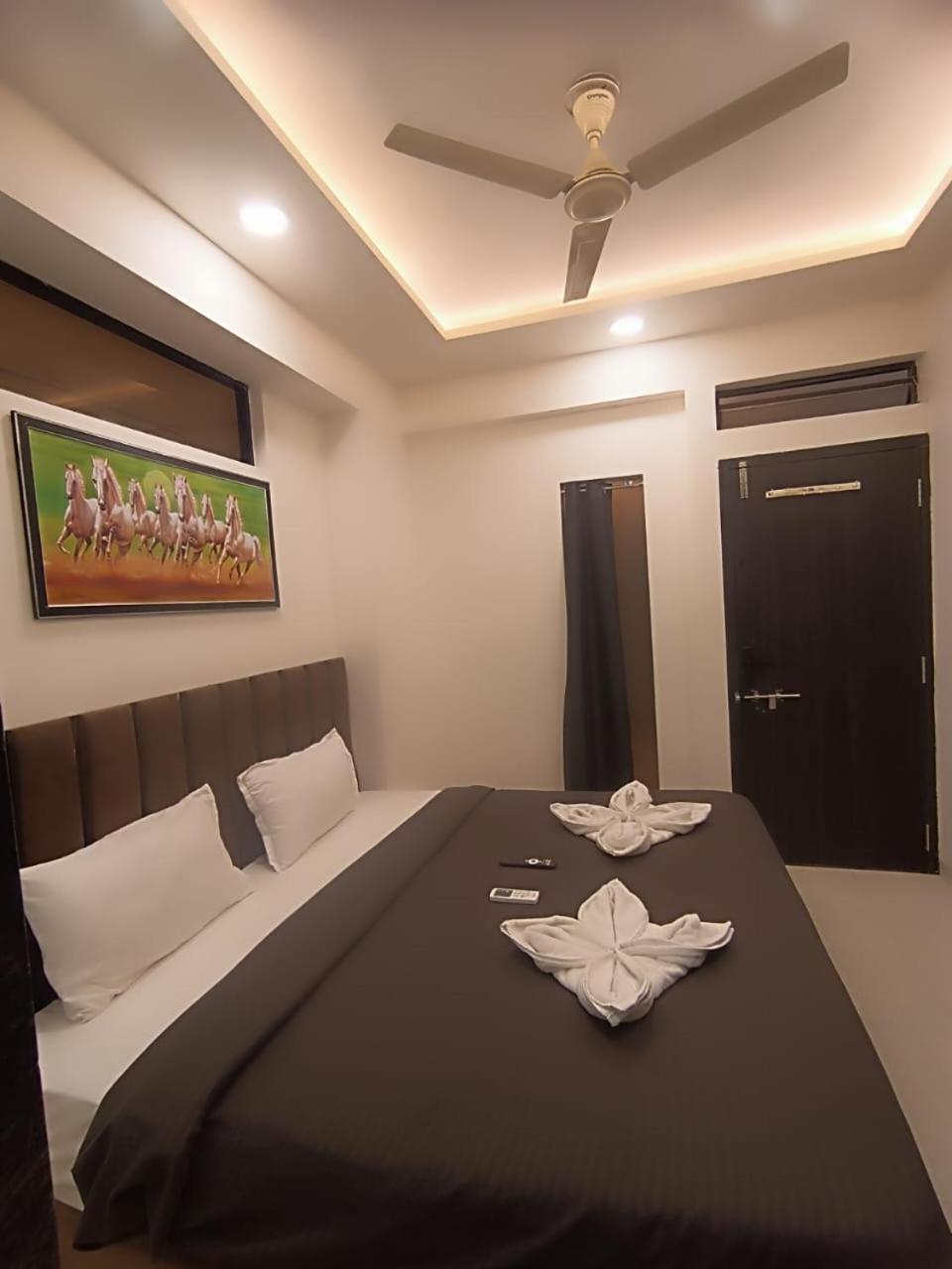 Hotel Kiwi Inn Vijaynagar Scheme 78 インドール エクステリア 写真